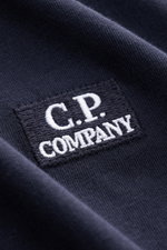 Nahaufnahme des C.P. Company Rundhals-T-Shirt dark navy aus Jersey-Baumwolle mit weichem Griff, Slim Fit und Logo-Patch frontal fotografiert.