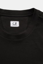 C.P. Company Rundhals-T-Shirt schwarz aus weichem Baumwoll-Jersey, Slim Fit, mit Logo-Patch, Nahaufnahme von innen am Rundhalsausschnitt.