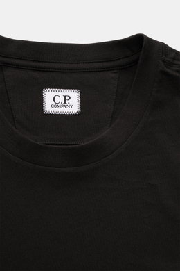 C.P. Company Rundhals-T-Shirt schwarz aus weichem Baumwoll-Jersey, Slim Fit, mit Logo-Patch, Nahaufnahme von innen am Rundhalsausschnitt.