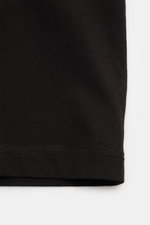 C.P. Company Rundhals-T-Shirt schwarz, Nahaufnahme der schwarzen Baumwolljersey-Struktur, Slim Fit, weicher Griff, Logo-Patch sichtbar.