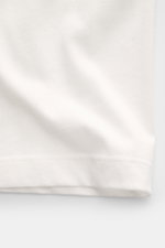 Close-up front view of C.P. Company Crew Neck T-Shirt offwhite in slim fit, soft pure cotton jersey with logo patch on chest.

<p>C.P. COMPANY gives this classic T-shirt its unmistakable signature note with a subtle logo stitching on the chest and impress
