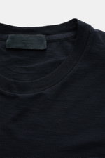 Stone Island Rundhals-T-Shirt 'Ghost Piece' navy, Nahaufnahme von oben, weicher Baumwolljersey, Slim Fit, Rundhalsausschnitt, tonales Weblabel.
