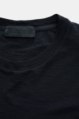 Stone Island Rundhals-T-Shirt 'Ghost Piece' navy, Nahaufnahme von oben, weicher Baumwolljersey, Slim Fit, Rundhalsausschnitt, tonales Weblabel.