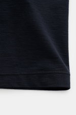 Stone Island Rundhals-T-Shirt 'Ghost Piece' navy in Nahaufnahme von unten, Jersey aus reiner Baumwolle, Slim Fit, tonal STONE ISLAND-Weblabel.