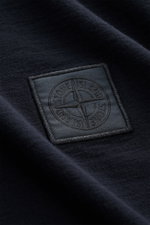 Stone Island Rundhals-T-Shirt 'Ghost Piece' navy, Nahaufnahme des tonalen Weblabels auf weichem, navy Baumwolljersey, Slim Fit, Rundhalsausschnitt.