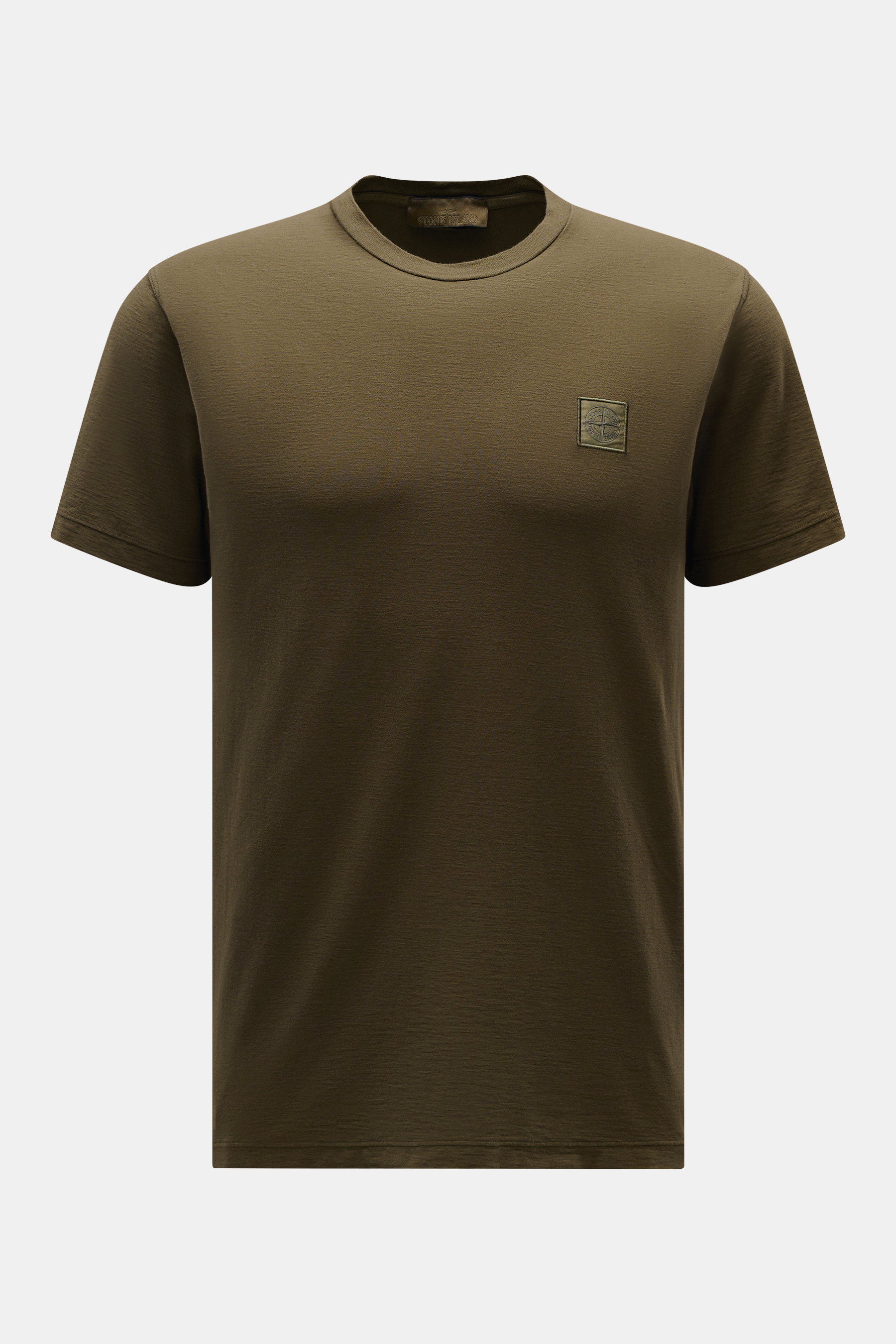 Stone Island Rundhals-T-Shirt 'Ghost Piece' dark olive, frontal fotografiert, Slim Fit, reine Baumwolle, garment dyed, tonales Weblabel auf der Brust.