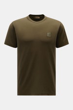 Stone Island Rundhals-T-Shirt 'Ghost Piece' dark olive, frontal fotografiert, Slim Fit, reine Baumwolle, garment dyed, tonales Weblabel auf der Brust.