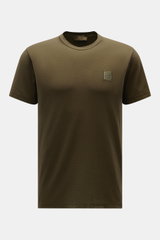 Stone Island Rundhals-T-Shirt 'Ghost Piece' dark olive, frontal fotografiert, Slim Fit, reine Baumwolle, garment dyed, tonales Weblabel auf der Brust.