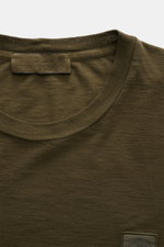 Stone Island Rundhals-T-Shirt 'Ghost Piece' dark olive, Nahaufnahme von oben, Baumwolljersey, Slim Fit, Rundhalsausschnitt, tonales Weblabel auf Brust.