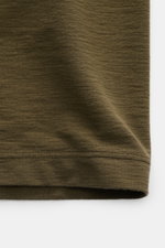 Detailaufnahme des Stone Island Rundhals-T-Shirts 'Ghost Piece' dark olive aus weichem Baumwolljersey, Slim Fit, garment dyed, mit tonalem Weblabel.