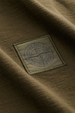 Stone Island Rundhals-T-Shirt 'Ghost Piece' dark olive Detailaufnahme des tonalen Weblabels aus Baumwolljersey mit garment dyed Slim Fit, schräg.