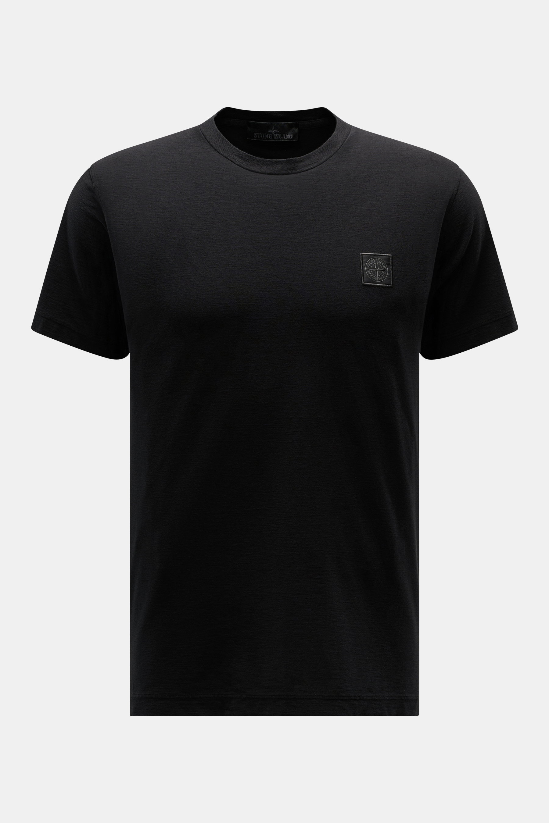 Stone Island Rundhals-T-Shirt 'Ghost Piece' schwarz, Slim Fit, aus weichem Baumwolljersey, garment dyed, mit tonalem Weblabel, frontal fotografiert.