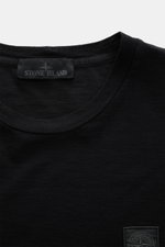 Stone Island Rundhals-T-Shirt 'Ghost Piece' schwarz, frontal fotografiert, aus geschmeidigem Baumwolljersey mit tonalem Weblabel, Slim Fit, garment dyed.