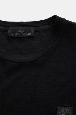Stone Island Rundhals-T-Shirt 'Ghost Piece' schwarz, frontal fotografiert, aus geschmeidigem Baumwolljersey mit tonalem Weblabel, Slim Fit, garment dyed.