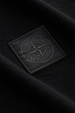 Nahaufnahme des schwarzen Stone Island Rundhals-T-Shirts 'Ghost Piece' mit tonalem Weblabel auf Brust, Jersey aus Baumwolle.