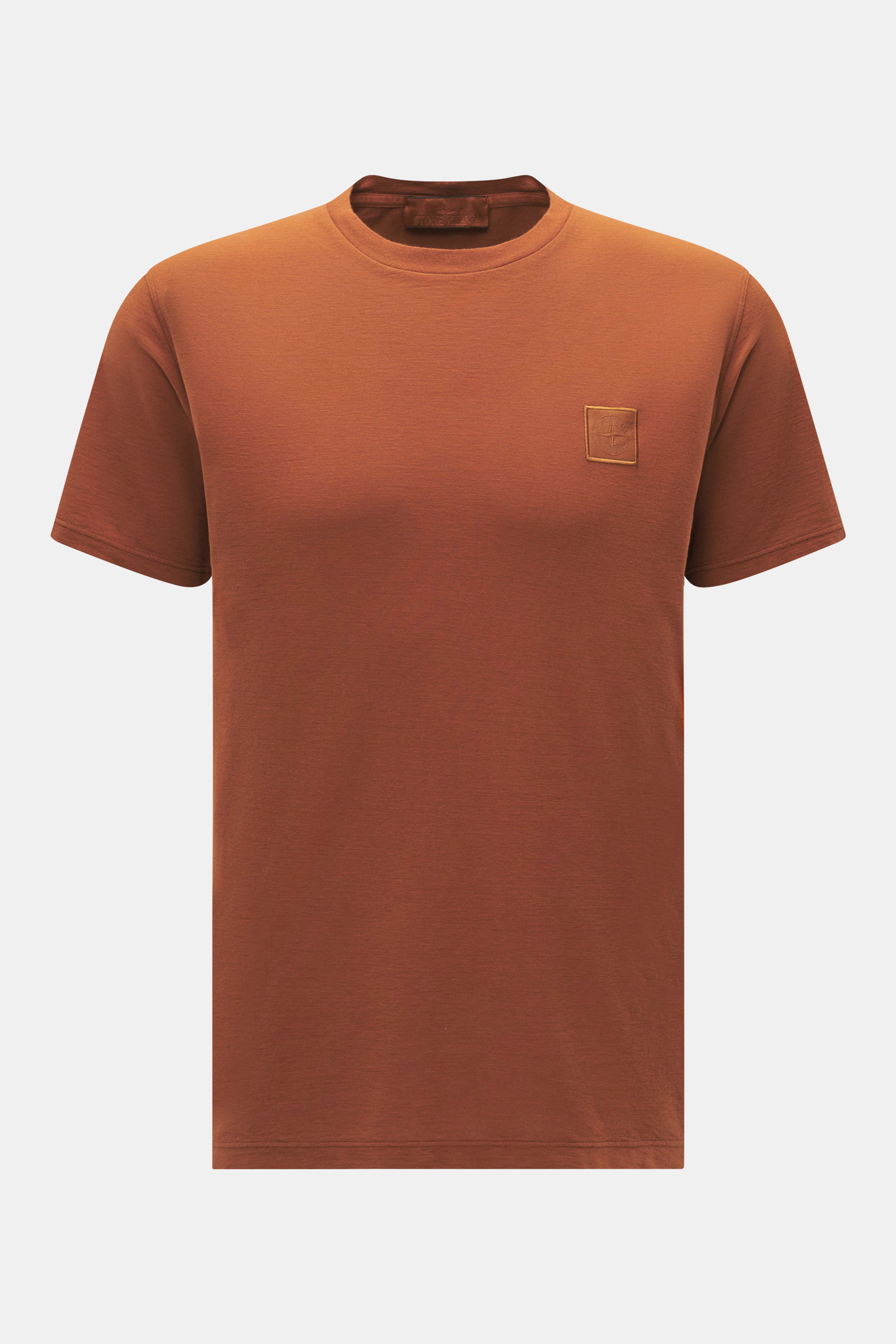 Stone Island Rundhals-T-Shirt 'Ghost Piece' rostbraun, slim fit, garment dyed, reine Baumwolle, frontale Nahaufnahme mit STONE ISLAND-Weblabel auf der Brust.