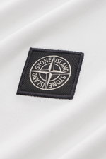 Stone Island T-Shirt 'Basic Cotton' weiß aus reiner Baumwolle, Slim Fit mit weichem Griff, Rundhalsausschnitt, Weblabel auf Brust, Nahaufnahme.