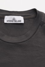 Stone Island T-Shirt 'Basic Cotton' dark grey shown from a close-up top-down view of the round neckline with woven label. Timeless basic piece: The T-shirt by STONE ISLAND effortlessly completes casual leisure looks and becomes a versatile all-rounder in 