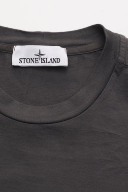 Stone Island T-Shirt 'Basic Cotton' dark grey shown from a close-up top-down view of the round neckline with woven label. Timeless basic piece: The T-shirt by STONE ISLAND effortlessly completes casual leisure looks and becomes a versatile all-rounder in 