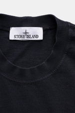 Close-up front view of the neckline and label of the Stone Island Rundhals-T-Shirt 'Organic Cotton' navy, made from pure organic cotton with a soft feel and regular fit.

<p>Zeitlos, vielseitig und nachhaltig: Das T-Shirt von <span class="hover:entity-acc