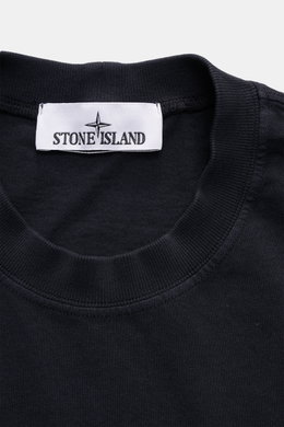 Close-up front view of the neckline and label of the Stone Island Rundhals-T-Shirt 'Organic Cotton' navy, made from pure organic cotton with a soft feel and regular fit.

<p>Zeitlos, vielseitig und nachhaltig: Das T-Shirt von <span class="hover:entity-acc