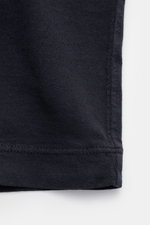 Close-up side view of Stone Island Rundhals-T-Shirt 'Organic Cotton' navy showing fabric texture and hem stitching. <p>Zeitlos, vielseitig und nachhaltig: Das T-Shirt von <span class="hover:entity-accent entity-underline inline cursor-pointer align-baseli