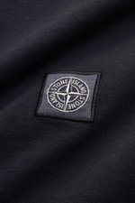 Close-up front view of the navy Stone Island Rundhals-T-Shirt 'Organic Cotton' showing the iconic chest weblabel on soft, pure organic cotton fabric. Zeitlos, vielseitig und nachhaltig: Das T-Shirt von <span class="hover:entity-accent entity-underline inl