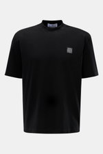 Stone Island Rundhals-T-Shirt 'Organic Cotton' schwarz, frontal fotografiert, aus reiner Bio-Baumwolle mit weichem Griff, Regular Fit, Rundhalsausschnitt und Weblabel auf der Brust.
