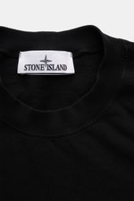Nahaufnahme des schwarzen Stone Island Rundhals-T-Shirts 'Organic Cotton' mit Weblabel innen am Rundhalsausschnitt, reine Bio-Baumwolle, weicher Griff, Regular Fit.