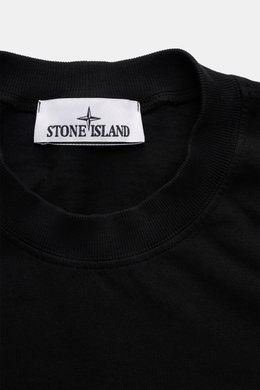Nahaufnahme des schwarzen Stone Island Rundhals-T-Shirts 'Organic Cotton' mit Weblabel innen am Rundhalsausschnitt, reine Bio-Baumwolle, weicher Griff, Regular Fit.
