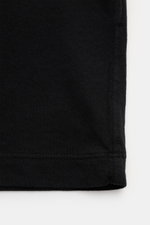 Stone Island Rundhals-T-Shirt 'Organic Cotton' schwarz, Detailaufnahme der Naht und Stoffstruktur aus reiner Bio-Baumwolle, weicher Griff.