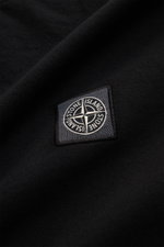 Stone Island Rundhals-T-Shirt 'Organic Cotton' schwarz, Nahaufnahme des Weblabels auf reiner Bio-Baumwolle mit weichem Griff, Regular Fit, Rundhalsausschnitt.