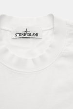 Stone Island Rundhals-T-Shirt 'Organic Cotton' offwhite shown from above, focusing on ribbed neckline and logo label inside collar. Zeitlos, vielseitig und nachhaltig: Das T-Shirt von STONE ISLAND überzeugt als modernes Freizeit-Essential. Gefertigt aus r