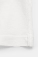 Stone Island Rundhals-T-Shirt 'Organic Cotton' offwhite shown from a close-up side angle, highlighting fabric texture and hem. <p>Zeitlos, vielseitig und nachhaltig: Das T-Shirt von <span class="hover:entity-accent entity-underline inline cursor-pointer a