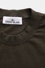 Stone Island Rundhals-T-Shirt 'Organic Cotton' dark olive in Nahaufnahme von oben, Bio-Baumwolle, weicher Griff, Weblabel auf der Brust.