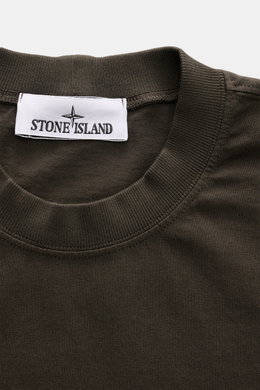 Stone Island Rundhals-T-Shirt 'Organic Cotton' dark olive in Nahaufnahme von oben, Bio-Baumwolle, weicher Griff, Weblabel auf der Brust.