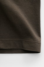 Stone Island Rundhals-T-Shirt 'Organic Cotton' dark olive, Detailaufnahme des weichen Bio-Baumwollstoffs mit Saumnaht, Frontperspektive.