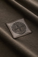Stone Island Rundhals-T-Shirt 'Organic Cotton' dark olive in Nahaufnahme, Detail des Weblabels auf weicher Bio-Baumwolle mit Regular Fit.