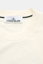 Close-up front view of the Stone Island Rundhals-T-Shirt 'Printed Tee' creme neckline showing the ribbed crew neck and Stone Island label. Lässiger Komfort trifft auf ikonisches Design: Mit diesem T-Shirt aus Bio-Baumwolle präsentiert STONE ISLAND ein unv