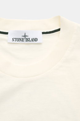 Close-up front view of the Stone Island Rundhals-T-Shirt 'Printed Tee' creme neckline showing the ribbed crew neck and Stone Island label. Lässiger Komfort trifft auf ikonisches Design: Mit diesem T-Shirt aus Bio-Baumwolle präsentiert STONE ISLAND ein unv