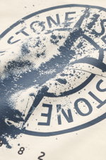 Close-up front view of Stone Island Rundhals-T-Shirt 'Printed Tee' creme showing textured compass print on cream organic cotton fabric.

<p>Lässiger Komfort trifft auf ikonisches Design: Mit diesem T-Shirt aus Bio-Baumwolle präsentiert <span class="hover: