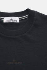 Nahaufnahme des Stone Island Rundhals-T-Shirts 'Printed Tee' navy aus Bio-Baumwolle mit STONE ISLAND-Logo am Kragen, fotografiert von oben.