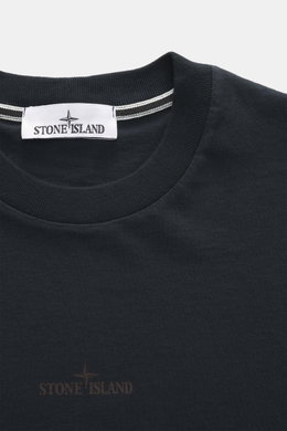 Nahaufnahme des Stone Island Rundhals-T-Shirts 'Printed Tee' navy aus Bio-Baumwolle mit STONE ISLAND-Logo am Kragen, fotografiert von oben.