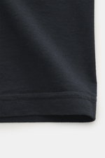 Nahaufnahme des Stoffsaums vom Stone Island Rundhals-T-Shirt 'Printed Tee' navy aus weichem Jersey-Bio-Baumwolle, garment dyed.
