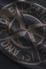 Nahaufnahme aus schräger Perspektive des Stone Island Rundhals-T-Shirts 'Printed Tee' navy, mit großem Windrosen-Print und STONE ISLAND-Logo aus Bio-Baumwolle.