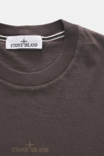 Stone Island Rundhals-T-Shirt 'Printed Tee' mauve, Nahaufnahme von Kragen und Logo, Bio-Baumwolle, weicher Griff, Regular Fit.