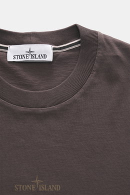 Stone Island Rundhals-T-Shirt 'Printed Tee' mauve, Nahaufnahme von Kragen und Logo, Bio-Baumwolle, weicher Griff, Regular Fit.