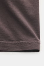 Stone Island Rundhals-T-Shirt "Printed Tee" mauve aus Bio-Baumwolle, Nahaufnahme des weichen Jersey-Stoffs in Regular Fit, Frontdetails nicht sichtbar.