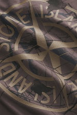 Nahaufnahme des Stone Island Rundhals-T-Shirts 'Printed Tee' mauve aus Bio-Baumwolle, Detail des großen goldfarbenen Windrosen-Prints und STONE ISLAND-Prints, fotografiert aus frontaler Perspektive.
