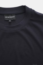 Emporio Armani Rundhals-T-Shirt navy, Nahaufnahme von oben, Jersey aus Lyocell und Baumwolle, weicher Griff, Slim Fit, Logo-Detail auf der Brust.